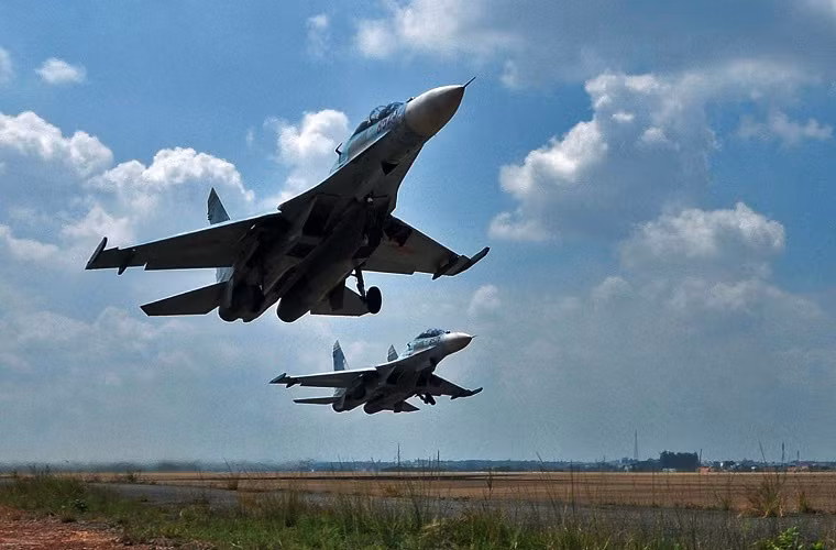 Su-30 được trang bị một pháo 30mm. Máy bay có một số điểm cứng dưới cánh (để gắn vũ khí…). Chiếc Su-27PU gốc chỉ có 8 điểm cứng nhưng phiên bản cải tiến Su-30MK có tới 12 điểm như thế.