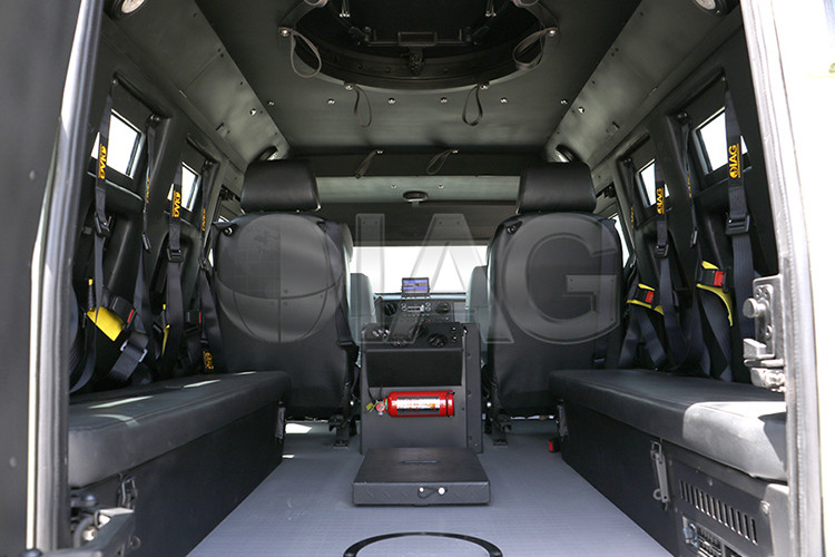 Bên cạnh đó, còn có nhiều tuỳ chọn khác như ghế với đai an toàn 4 điểm, thùng chứa đồ, lối thoát mái cùng lò xo cổng súng hay hệ thống kiểm soát không khí để chống độc. Trong ảnh là khoang chở quân trên IAG Guardian. Nguồn ảnh: IAG.