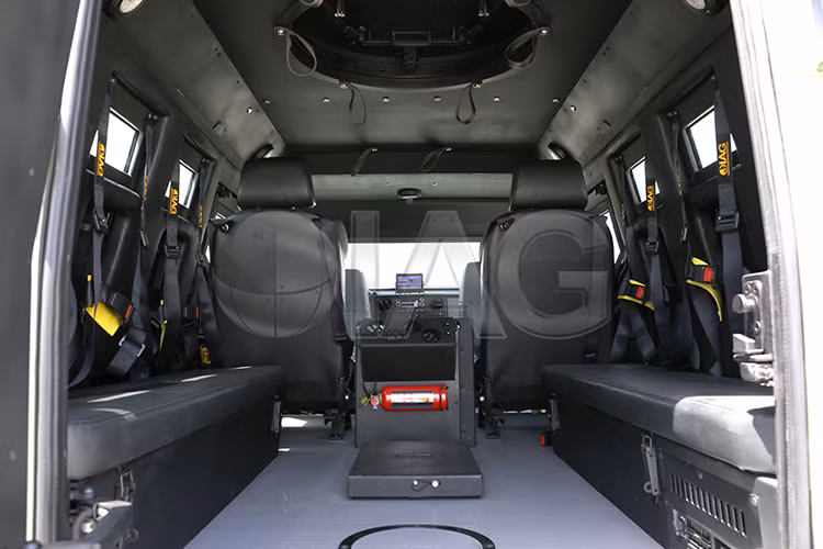 Bên cạnh đó, còn có nhiều tuỳ chọn khác như ghế với đai an toàn 4 điểm, thùng chứa đồ, lối thoát mái cùng lò xo cổng súng hay hệ thống kiểm soát không khí để chống độc. Trong ảnh là khoang chở quân trên IAG Guardian. Nguồn ảnh: IAG.