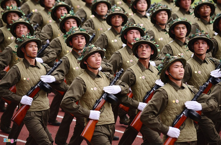 Hình ảnh gần đây nhất về tiểu liên PPSh-41 trong biên chế Quân đội Nhân dân Việt Nam có thể nói tới trong lễ diễu binh kỷ niệm 60 năm Chiến thắng Điện Biên Phủ vào năm 2014, khi PPSh-41 cùng chiếc áo trấn thủ tái hiện hình ảnh chiến sĩ Điện Biên năm xưa. Còn ở Lữ đoàn pháo binh 45, tiểu liên PPSh-41 lại đóng vai trò cực kỳ đặc biệt trong huấn luyện các pháo thủ tương lai của chúng ta. Nguồn ảnh: Zing.vn