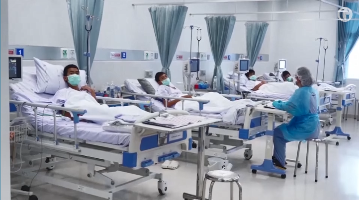 Bên trong phòng bệnh cách ly nơi các thành viên đội bóng nhí thuộc đợt giải cứu ngày 8/7 và 9/7 đang được điều trị. Ảnh: The Guardian.