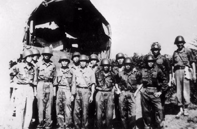 Chiến dịch Đường 9-Khe Sanh được chuẩn bị chu đáo và diễn ra 4 đợt. Đợt 1 (từ ngày 20 đến 7-2), ta tiến công tiêu diệt địch làm chủ quận lỵ Hướng Hóa, diệt các cứ điểm Huội San, Làng Vây và đoạn đường số 9, từ Cà Tu đến biên giới Việt-Lào. Đợt 2 (từ ngày 10-2 đến 31-3), ta tiến công vây lấn cứ điểm Tà Cơn suốt 50 ngày đêm, diệt nhiều địch; bao vây Cồn Tiên, đánh một số trận ở hướng đông đường số 1. Đội tiền trạm Tiểu đoàn tăng 198 – Trung đoàn xe tăng 203 trước giờ xuất phát lên đường vào Nam chiến đấu tham gia trận Tà Mây – Làng Vây. Nguồn ảnh: Tư liệu TTXVN.