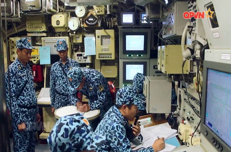 Không khí bên trong khoang chỉ huy trên tàu ngầm tấn công hiện đại nhất của Hải quân Nhân dân Việt Nam. Nguồn ảnh: QPVN.