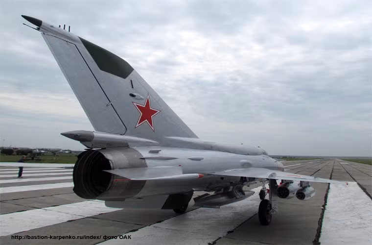 Do đó trong năm 2018, nhà máy Taganrog 325 đã quyết định phục hồi chiếc MiG-21bis này về đúng nguyên trạng ban đầu của nó và đặt cho nó một số hiệu mới là “14” cùng màu sơn ánh kim loại đặc trưng vốn từng tạo nên danh tiếng cho những chiếc MiG-21 trong quá khứ. Nguồn ảnh: mir.ru.