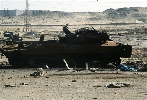 Theo thống kê không chính thức, 1.800-2.700 phương tiện bao gồm cả xe tăng, xe bọc thép của Iraq đã bị phá hủy. Số lượng binh sĩ thiệt mạng tuy không được tiết lộ, nhưng rơi vào khoảng từ 300 đến hàng chục nghìn người (tùy từng nguồn tin khác nhau).