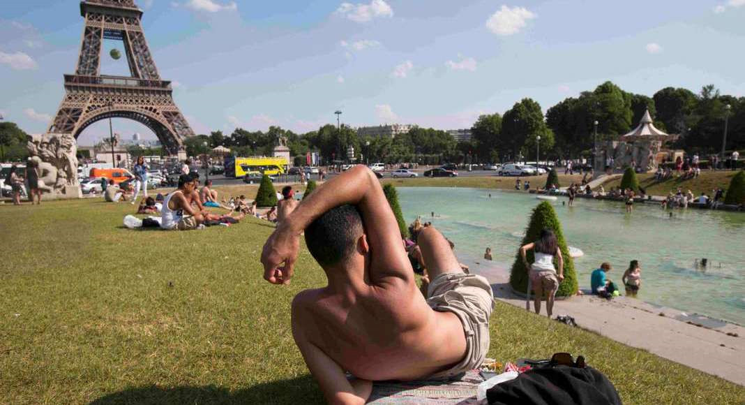 Thủ đô Paris, Pháp đã đặt cảnh báo nắng nóng ở mức 3 trên 4. Nhiều người dân tìm đến công viên có hồ nước để giảm nhiệt. Ảnh: Reuters.