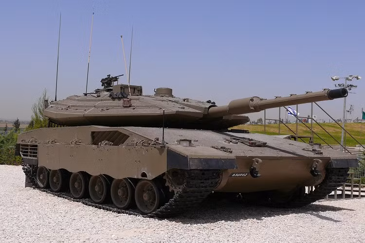 Cũng theo Jerusalem Post chiếc xe tăng Merkava Mk IV trên là “quà” của Tel Aviv dành cho Amman nhằm bổ sung thêm cho bộ sưu tập xe tăng tại Bảo tàng xe tăng Hoàng gia, được Vua Abdullah thành lập năm 2007 để bảo tồn các dòng xe bọc thép từng được sử dụng bởi các lực lượng vũ trang Jordan (JAF). Nguồn ảnh: Wikipedia.