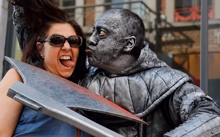 Người nghệ sỹ đường phố này thực sự khiến nhiều du khách thích thú.