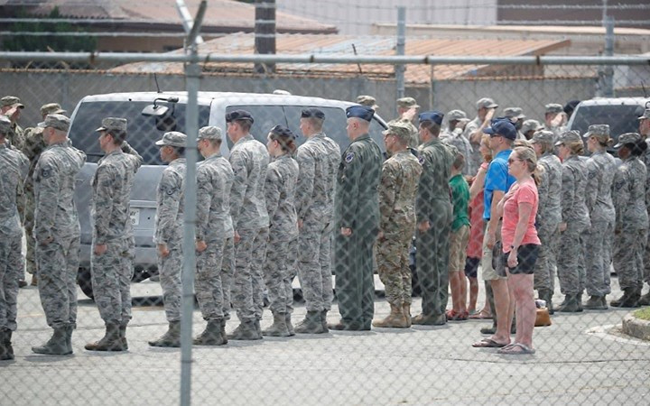 Cả những người Mỹ cũng tới Osan để đón hài cốt những binh sĩ tử trận trong cuộc chiến Triều Tiên.