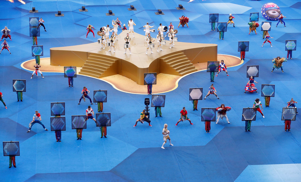 Sân khấu hoành tráng thể hiện tình yêu bóng đá mà sân chơi lớn nhất hành tinh thể hiện tại xứ sở bạch dương mùa hè này.