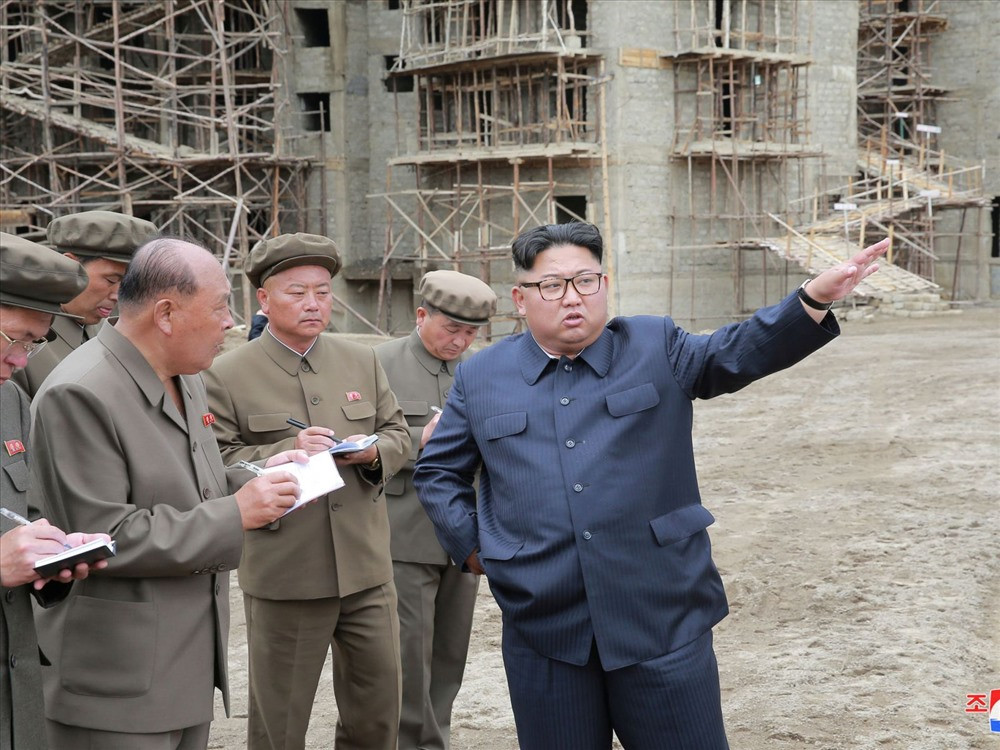 Ông Kim Jong-un tại một công trường xây dựng. Ảnh: KCNA.