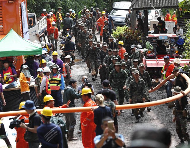 Binh sỹ và nhân viên cứu hộ làm việc suốt ngày đêm để giải cứu đội bóng. Ảnh: EPA.