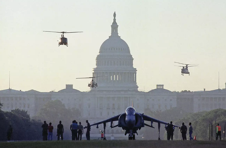 Ý tưởng trên của Tổng thống Mỹ không nhận được sự đồng tình của Lầu Năm Góc cũng như một số chính khách của nước này. Chẳng phải vì thế mà các tướng lĩnh Lầu Năm Góc luôn gây khó dễ cho buổi lễ duyệt binh của ông Trump mà đỉnh điểm là việc cho rằng xe tăng và xe bọc thép bánh xích của Quân đội Mỹ không thể tiến vào thủ đô Washington do lo ngại làm hỏng mặt đường của thủ đô nước Mỹ. Nguồn ảnh: Comment News.