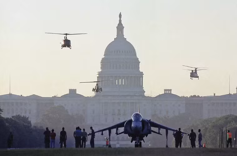 Ý tưởng trên của Tổng thống Mỹ không nhận được sự đồng tình của Lầu Năm Góc cũng như một số chính khách của nước này. Chẳng phải vì thế mà các tướng lĩnh Lầu Năm Góc luôn gây khó dễ cho buổi lễ duyệt binh của ông Trump mà đỉnh điểm là việc cho rằng xe tăng và xe bọc thép bánh xích của Quân đội Mỹ không thể tiến vào thủ đô Washington do lo ngại làm hỏng mặt đường của thủ đô nước Mỹ. Nguồn ảnh: Comment News.