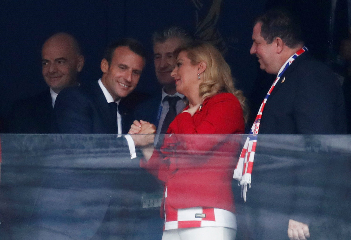 Trên khán đài VIP, Tổng thống Pháp Emmanuel Macron và nữ Tổng thống Croatia Kolinda Grabar-Kitarovic có màn chào hỏi và bắt tay trước trận chung kết. Nếu "Les Bleus" đang chờ đợi danh hiệu World Cup thứ hai về với xứ lục lăng, thì Croatia lại có trận chung kết thế giới đầu tiên trong suốt lịch sử bóng đá của mình.
