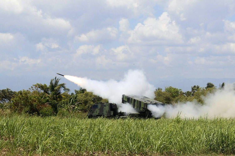 Ở thời điểm hiện tại trong khu vực Đông Nam Á chỉ có hai quốc gia đang được trang bị các hệ thống pháo phản lực phóng loạt (MLRS) Astros II là Indonesia và Malaysia. Đây cũng được xem là vũ khí pháo binh mạnh nhất của hai quốc gia này khi họ không sở hữu các loại tên lửa tấn công chiến thuật. Nguồn ảnh: Kostrad.