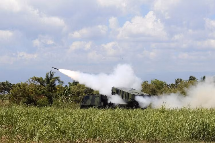 Ở thời điểm hiện tại trong khu vực Đông Nam Á chỉ có hai quốc gia đang được trang bị các hệ thống pháo phản lực phóng loạt (MLRS) Astros II là Indonesia và Malaysia. Đây cũng được xem là vũ khí pháo binh mạnh nhất của hai quốc gia này khi họ không sở hữu các loại tên lửa tấn công chiến thuật. Nguồn ảnh: Kostrad.