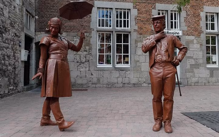 Họ là những nghệ sỹ đóng giả tượng trong Lễ hội tượng sống “Statues en Marche” diễn ra ở thị trấn nhỏ Marche-en-Famenne của Bỉ hôm 22/7 vừa qua. Họ đặt tên cho tác phẩm của mình là “Cặp đôi chocolate”.