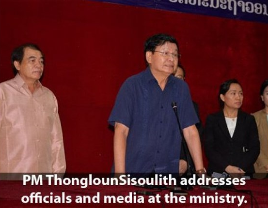 Thủ tướng Lào Thongloun (áo xanh) họp báo ngày 29-7. Ảnh: THE NATION
