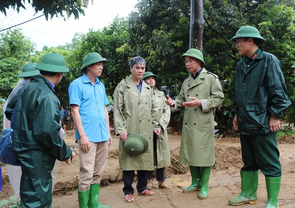 Từ lúc 4 giờ sáng ngày 21-7, Bộ Tư lệnh Quân khu 2 đã chỉ đạo Bộ CHQS tỉnh Phú Thọ cùng Lữ đoàn 543 huy động 1.452 cán bộ, chiến sĩ, trong đó có 200 lực lượng thường trực và 982 dân quân cùng gần 400 lực lượng khác, 13 xe và phương tiện tàu xuồng cao tốc, tham gia di dời 721 nhà dân khỏi vùng ngập úng. Aanhr: Lãnh đạo tỉnh Yên Bái cùng các ban ngành, đoàn thể của tỉnh thường xuyên túc trực tại rốn lũ, chỉ đạo công tác khắc phục hậu quả thiên tai.