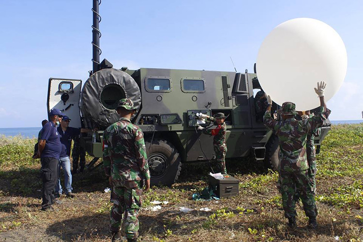 Bốn loại đạn rocket Astros II được trang bị gồm: SS-30 cỡ 127mm (tầm bắn 30km); SS-40 cỡ 180mm (tầm bắn 35km); SS-60 cỡ 300mm (tầm bắn 60km) và SS-80 cỡ 300mm đạn tăng tầm (tầm bắn 90km). Tùy từng cỡ đạn mà các container chứa 32 hoặc 8 hoặc 4 đạn rocket. Trong ảnh là một xe trinh sát thuộc hệ thống Astros II. Nguồn ảnh: Kostrad.