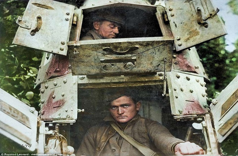 Không nằm cuộc đua xe tăng vào thời điểm đó, Quân đội Mỹ cũng bắt đầu trang bị cho những chiếc xe tăng đầu tiên, điều khá lạ là nước Mỹ khi đó không chế tạo được bất cứ xe tăng nào mà họ phải mua từ hai quốc gia đồng minh là Anh và Pháp. Trong ảnh là xe tăng FT-17 (hay M-17) của Quân đội Mỹ trong Chiến tranh Thế giới thứ 1. Nguồn ảnh” Daily Mail.