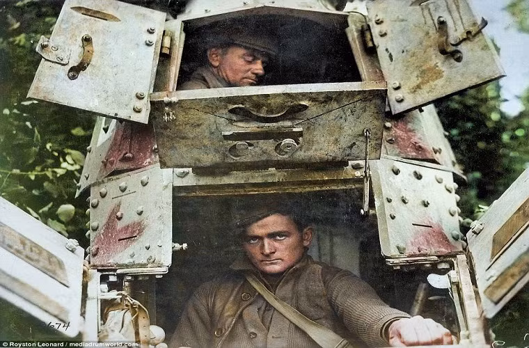 Không nằm cuộc đua xe tăng vào thời điểm đó, Quân đội Mỹ cũng bắt đầu trang bị cho những chiếc xe tăng đầu tiên, điều khá lạ là nước Mỹ khi đó không chế tạo được bất cứ xe tăng nào mà họ phải mua từ hai quốc gia đồng minh là Anh và Pháp. Trong ảnh là xe tăng FT-17 (hay M-17) của Quân đội Mỹ trong Chiến tranh Thế giới thứ 1. Nguồn ảnh” Daily Mail.