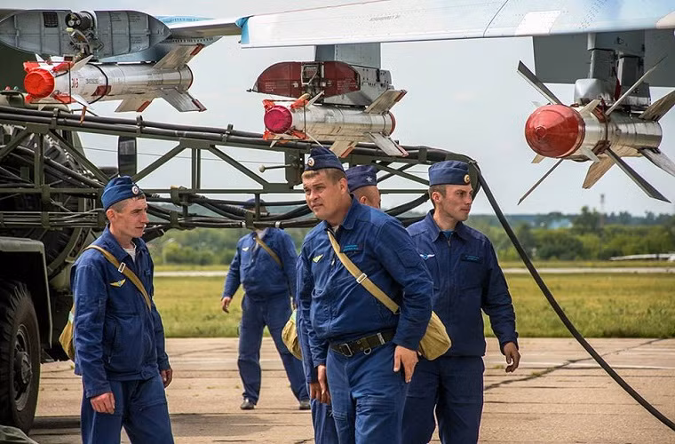 Bên cạnh các trang thiết bị điện tử hàng không hiện đại, Su-35 còn được tích hợp hệ thống vũ khí đáng gờm với 1 pháo tự động 30mm và 12 điểm treo vũ khí, có thể mang theo 8 tấn vũ khí bao gồm tên lửa và bom điều khiển chính xác. Nguồn ảnh: Bộ Quốc phòng Nga.