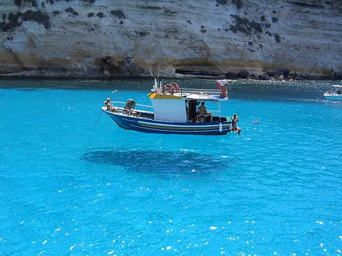 Góc chụp khiến cho con thuyền này như đang lơ lửng trong không.