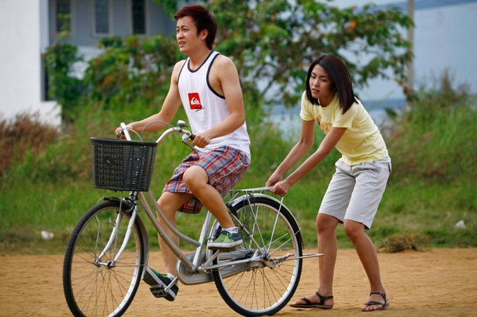 Với diễn xuất tự nhiên, chân thật và kết hợp đầy ăn ý, Tăng Thanh Hà và Lương Mạnh Hải từng là cặp đôi nhận được nhiều sự yêu thích của khán giả. Có thể nói, "Bỗng dưng muốn khóc" là bệ phóng cho nhiều cái tên, trong đó có Lương Mạnh Hải khi anh vụt sáng thành sao sau bộ phim này. 10 năm trôi qua, các diễn viên trong phim ai cũng có cuộc sống riêng của mình và hài lòng với những điều đó.