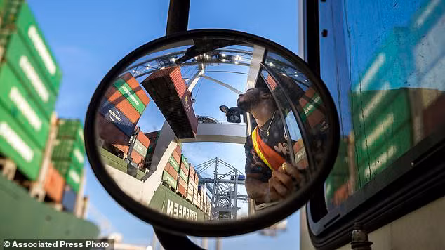 Trung Quốc thông báo đã đệ đơn kiện Mỹ lên WTO. Ảnh: AP