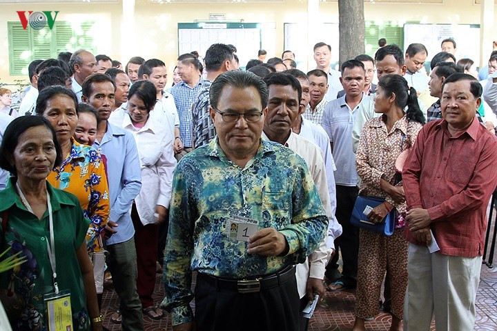 Cử tri xếp hàng đợi vào phòng bỏ phiếu