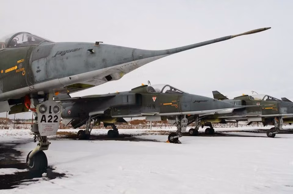 Còn đây là những chiếc cường kích Sepecat Jaguar. Nguồn ảnh: Martin Briquet.