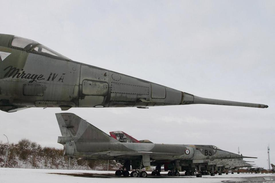 Trong số những máy bay nằm đây có các phiên bản của tiêm kích Dassault Mirage, cường kích Sepecat Jaguar, vận tải cơ hạng nhẹ Transall C-160, máy bay huấn luyện phản lực Fouga CM.170 Magister cùng nhiều chủng loại máy bay khác. Nguồn ảnh: Martin Briquet.