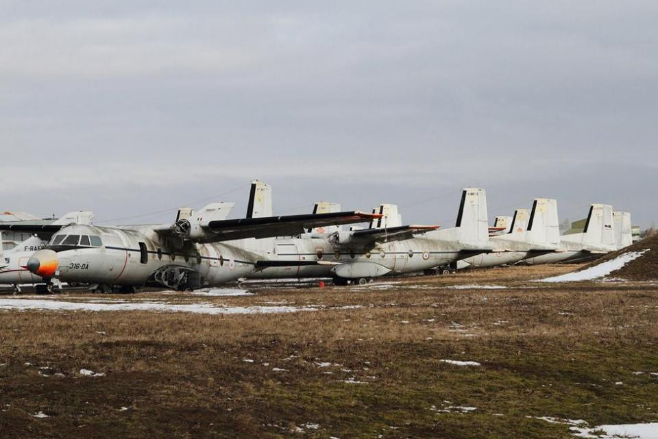 Các dòng máy bay vận tải quân sự cũ của Pháp cũng được tập trung về đây và đợi tháo dỡ, nếu may mắn có lẽ người ta sẽ lãng quên và để chúng nằm lại mãi mãi tại nơi này. Nguồn ảnh: Martin Briquet.