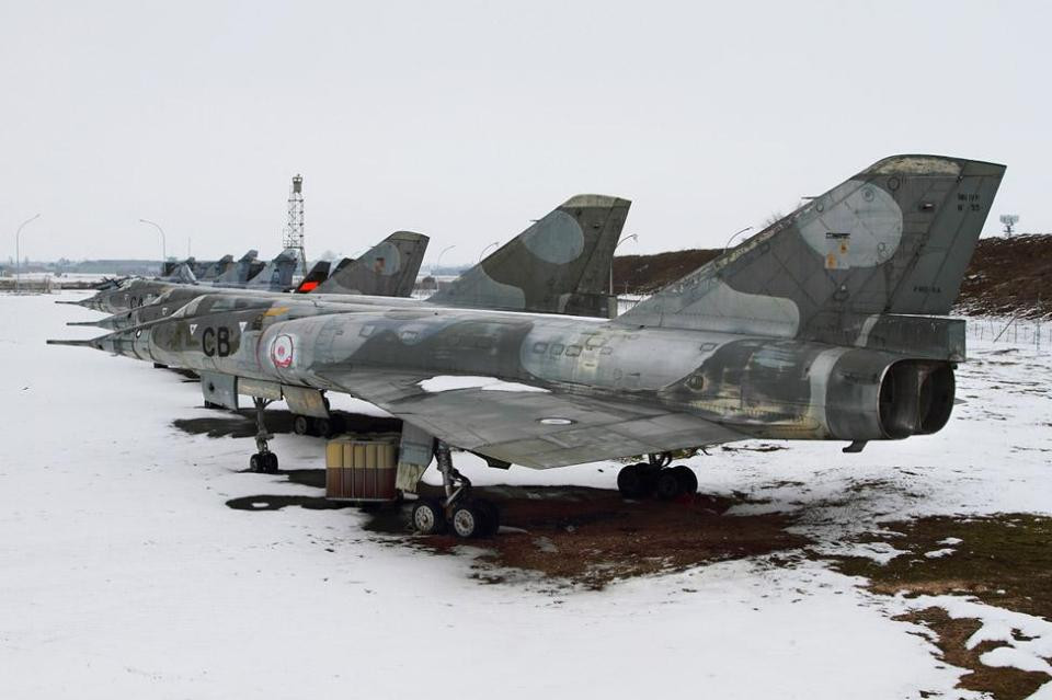 Hàng dài những chiếc Dassault Mirage tại La Casse Mirage hầu như chúng đều trong tình trạng xuống cấp trầm trọng và không có khả năng phục hồi. Nguồn ảnh: Martin Briquet.