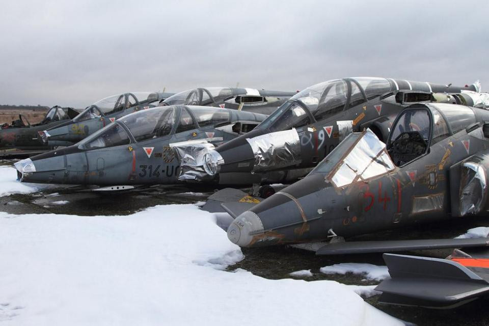 Xác của những chiếc phản lực cơ đã được “xẻ thịt” tại La Casse Mirage. Nguồn ảnh: Martin Briquet.