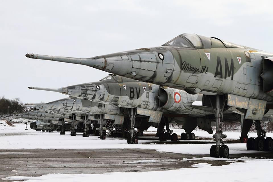 Theo Nhiếp ảnh gia Martin Briquet, người phát hiện ra nghĩa địa máy bay La Casse Mirage cho biết, đây thực chất là một căn cứ không quân bị bỏ quên và là nơi Không quân Pháp tập kết các máy bay cũ của mình. Tuy nhiên, nhiếp ảnh gia này lại không tiết lộ vị trí chính xác của La Casse Mirage vì một số lý do. Nguồn ảnh: Martin Briquet.