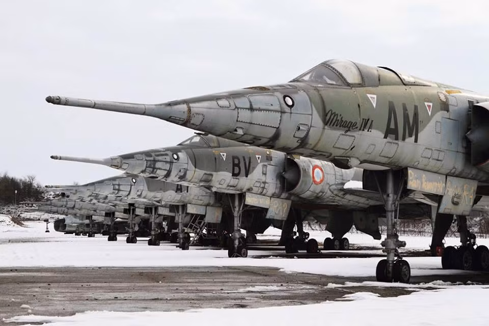 Theo Nhiếp ảnh gia Martin Briquet, người phát hiện ra nghĩa địa máy bay La Casse Mirage cho biết, đây thực chất là một căn cứ không quân bị bỏ quên và là nơi Không quân Pháp tập kết các máy bay cũ của mình. Tuy nhiên, nhiếp ảnh gia này lại không tiết lộ vị trí chính xác của La Casse Mirage vì một số lý do. Nguồn ảnh: Martin Briquet.