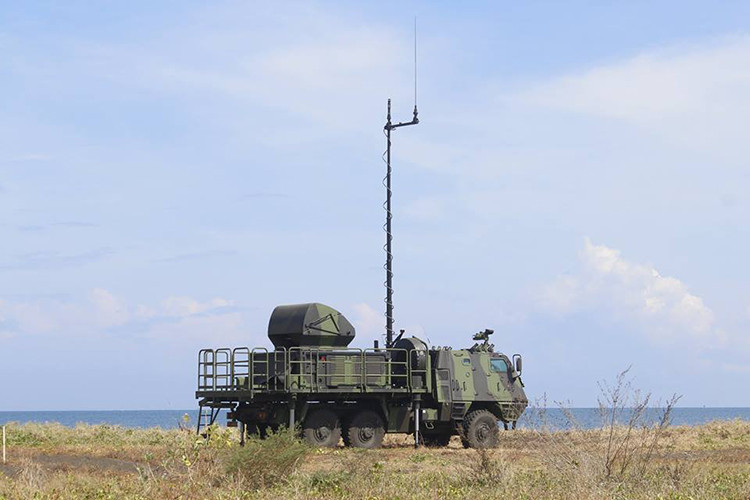 Còn đây là xe chỉ huy kiêm hệ thống radar dẫn bắn đồng thời cho nhiều hệ thống phóng di động của Astros II. Nguồn ảnh: Kostrad.