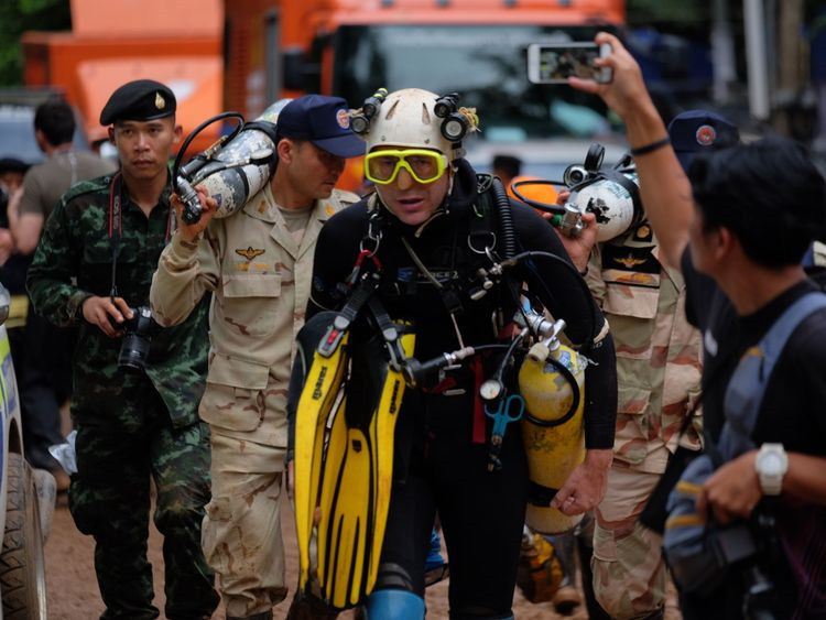 Chuyên gia hang động Volanthen ra khỏi hang Tham Luang sau khi tìm thấy vị trí đội bóng vào ngày 2/7. Ảnh: AFP.