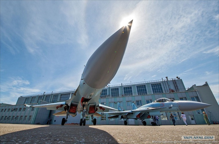 Ngoài ra vòng đời của Su-35 cũng kéo dài trên 7.000 giờ so với các máy bay đồng hạng thế hệ thứ 4, thời gian phục vụ ít nhất là 30 năm. Su-35S sử dụng động cơ phản lực Vector 117S (AL-41F-1S) thuộc thế hệ AL-41F, được thiết kế trên khung động cơ AL-31F nhưng trình độ công nghệ thì vượt trội so với thế hệ trước đó. Nguồn ảnh: yaplakal.com.