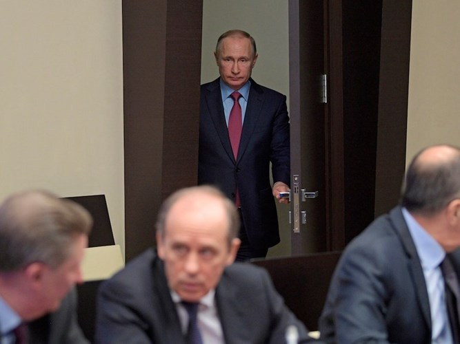 Tổng thống Nga thường làm việc tới khuya và đi ngủ muộn. Theo trang Newsweek, ông Putin thấy sáng suốt nhất khi làm việc vào ban đêm.