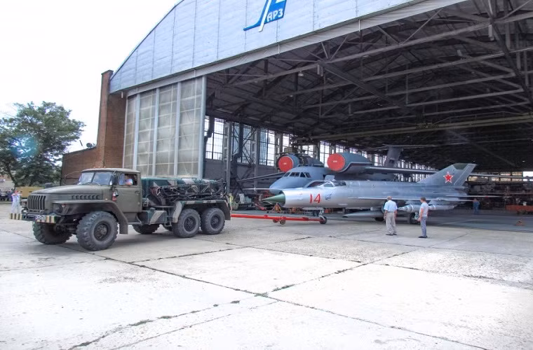 Hình ảnh chiếc MiG-21bis một lần nữa được kéo ra đường băng ở nhà máy Taganrog 325, tất nhiên nó không thể bay được. Nguồn ảnh: cont.ws.