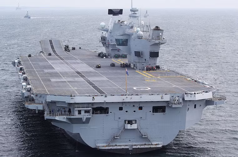 HMS Queen Elizabeth có khả năng mang theo khoảng 40 máy bay chiến đấu các loại, tối đa khoảng 50 máy bay và có thể mở rộng lên tới 70 chiếc. Dự kiến trong tương lai, những chiếc F-35B đầu tiên của Hải quân Hoàng gia Anh sẽ nằm trong biên chế của chiếc tàu sân bay này. Nguồn ảnh: The Royal Navy.