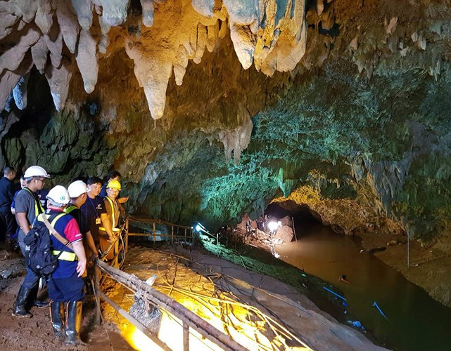 Trong khi các thợ lặn lặn sâu vào trong hang thì bên ngoài nhân viên cứu hộ nỗ lực bơm nước ra khỏi hang. Ảnh: EPA.