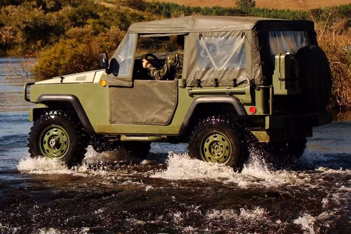 Xe Marrua thường để mui trần. Kính chắn gió có thể gập lại để giảm chiều cao của xe. Cửa xe làm bằng bạt. Nhìn thoáng qua, xe hơi giống chiếc UAZ của Nga.