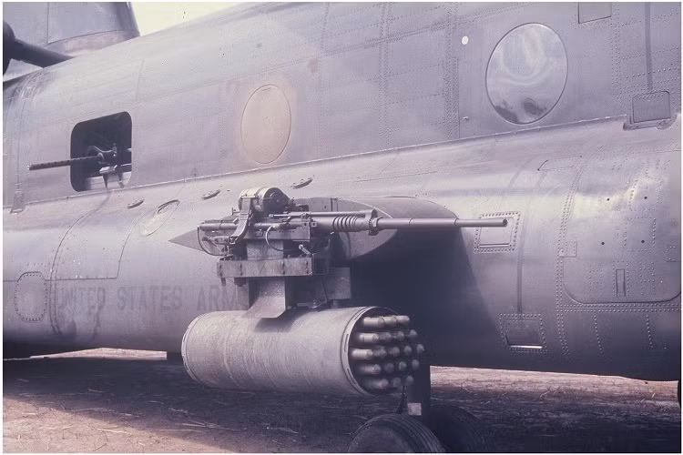 Như đã nói ở trên số vũ khí này cho phép ACH-47A tung ra hỏa lực 360 độ xung quanh máy bay và sẵn sàng đánh trả bất cứ cuộc tấn công nào đến từ bên dưới mặt đất. Thậm chí người Mỹ còn tự tin cho rằng kể cả khi ACH-47A bị trúng đạn nó vẫn còn lớp giáp dày và động cơ siêu khỏe bảo vệ, tuy nhiên mọi tính toán của họ đều sai. Nguồn ảnh: gunsagogo.org.
