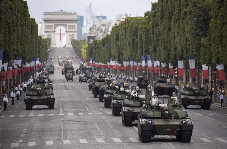 Từ những điều trên có thể thấy lễ duyệt binh ngày 11/11 của Tổng thống Trump sẽ không như những gì ông mong đợi và quy mô của nó sẽ nhỏ hơn rất nhiều so với lễ duyệt binh ở Pháp chứ chưa so tới ở Nga hay Trung Quốc được tổ chức trong thời gian gần đây. Nguồn ảnh: abc.net.au