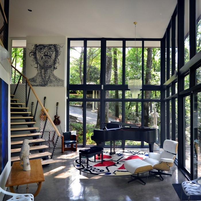 Phòng khách thoáng, rộng và tràn ngập ánh sáng nơi chủ nhà có thể nghỉ ngơi, tiếp khách hoặc chơi nhạc cụ.